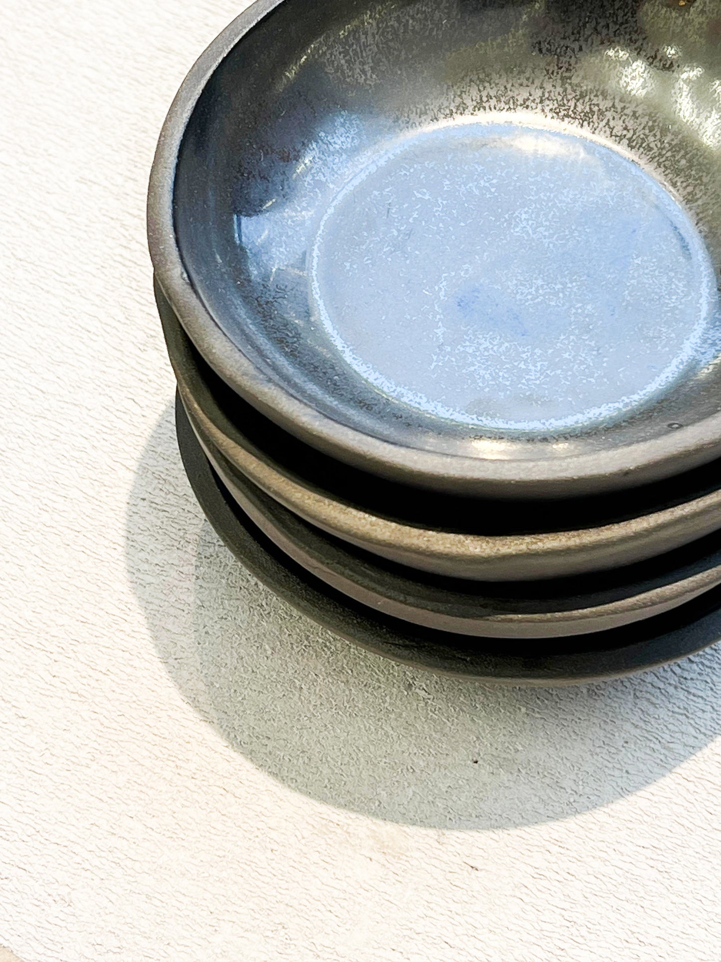 Maza metāliska bļoda